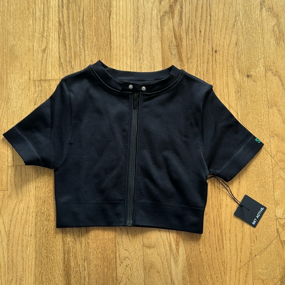 SET ACTIVE crop black zip tee